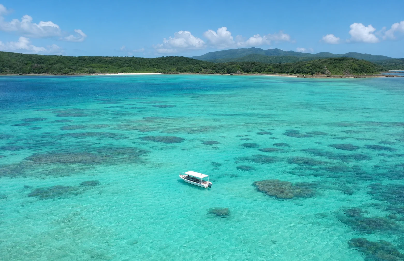 石垣島の透明な浅瀬とダイビングボート