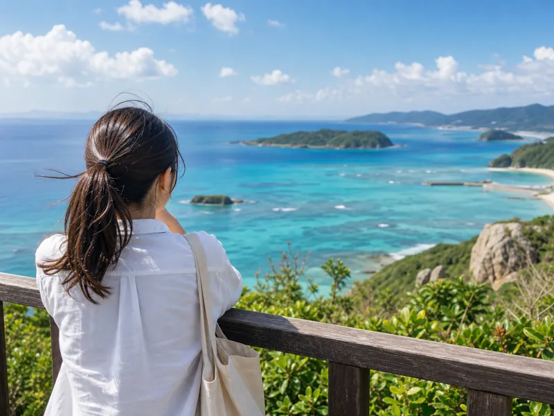 沖縄の海を眺める女性の後ろ姿